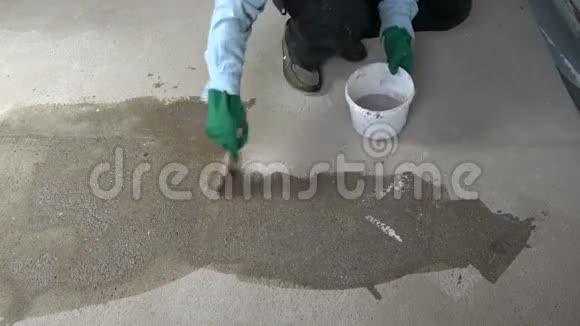 工人油漆刷覆盖混凝土地板保护底漆视频的预览图