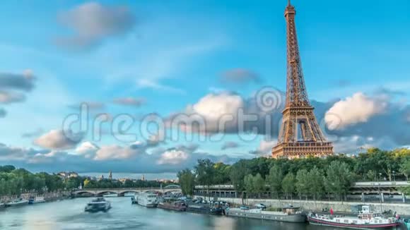 法国巴黎傍晚时分埃菲尔铁塔上有船视频的预览图