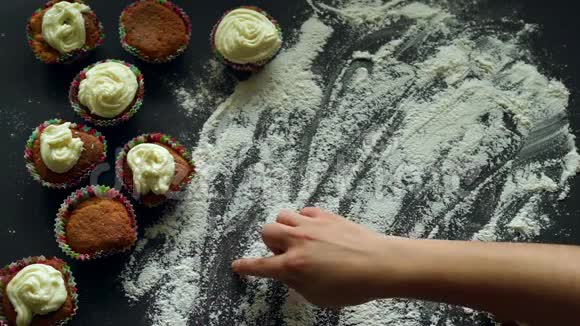 烹饪理念白色面粉上刻字烹饪的俯视图视频的预览图