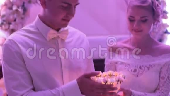 新婚夫妇在婚礼上拿着蜡烛视频的预览图