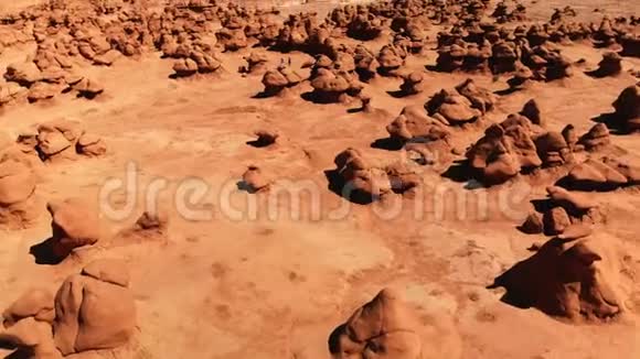 美国犹他州哥布林谷州立公园的胡杜斯沙漠胡多岩石位于圣拉菲尔沙漠空中景观视频的预览图