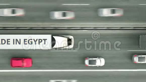 从高空俯视半挂车卡车与埃及制造文本沿道路行驶埃及商业视频的预览图
