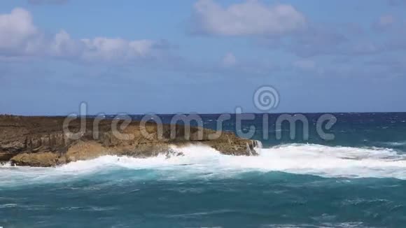 浪压在拉尼洛亚悬崖上视频的预览图