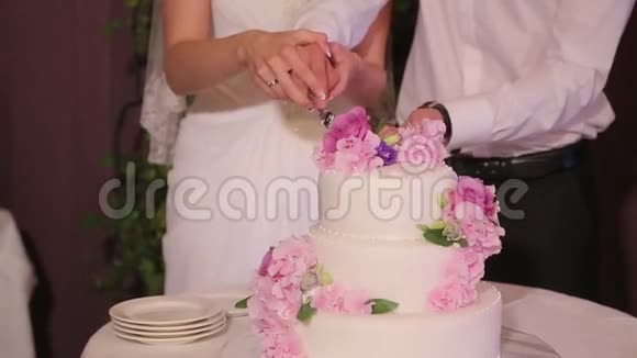 夫妻切结婚蛋糕视频的预览图