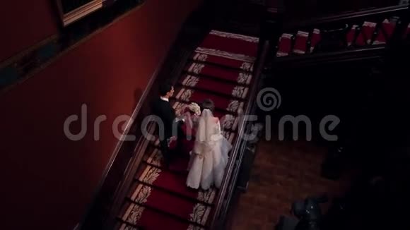 新郎新娘在红地毯上视频的预览图