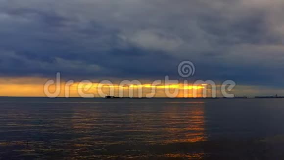 空中拍摄热带海洋海上日落飞越海洋4公里视频的预览图
