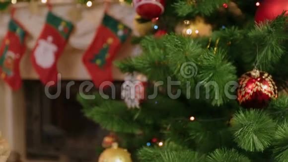 女孩装饰圣诞树的特写相机从手中放大到博布尔视频的预览图