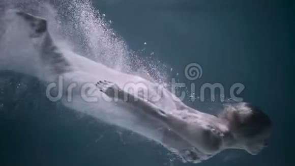 穿着白色裙子在水下游泳的年轻美女视频的预览图