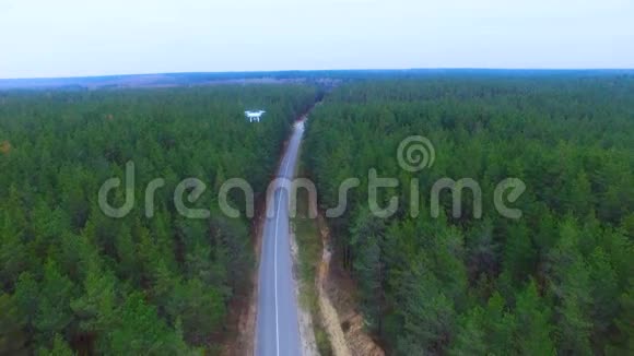 间谍无人机飞越森林制作间谍照片秘密信息监控区域视频的预览图