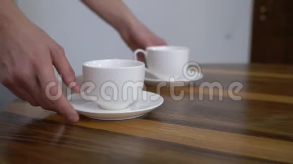 年轻人早上从杯子里喝茶家庭早餐视频的预览图