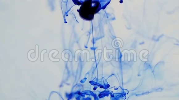 彩色蓝墨水滴在水里96英尺视频的预览图