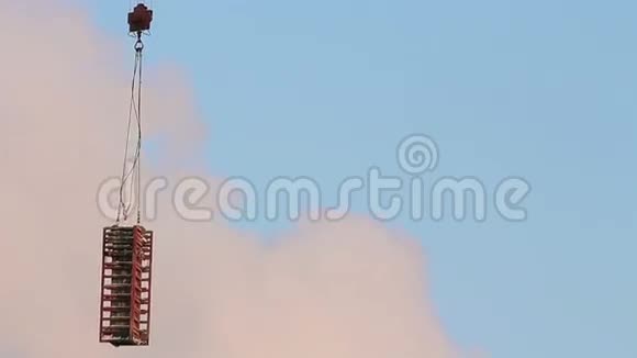 建筑中的起重机引用天空背景中的建筑元素视频的预览图