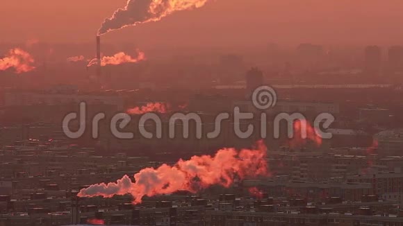 日落时分烟雾缭绕的城市景观无缝镜头视频的预览图