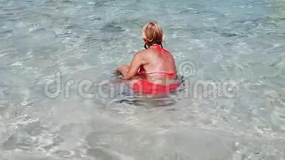 安斯马龙海滩游泳池视频的预览图
