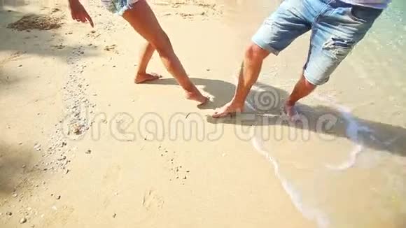 沙滩沙滩浪边女孩赤脚画心视频的预览图