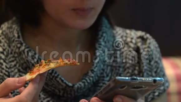 咖啡馆里的女人用智能手机吃披萨视频的预览图