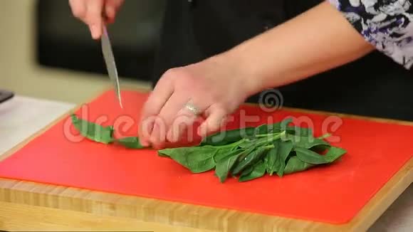 厨师的手切菠菜沙拉视频的预览图