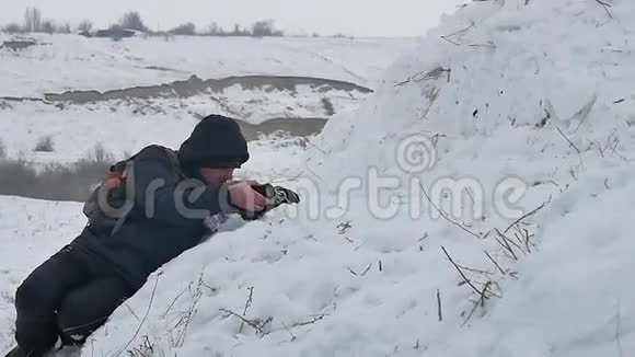 摄影师在雪和冬天的雪山上拍照视频的预览图