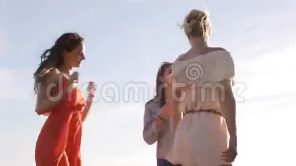 微笑的妇女或女孩在海滩上跳舞视频的预览图