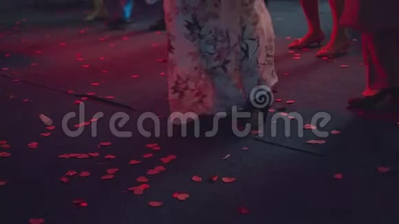 穿着漂亮长裙在夜总会跳舞的女孩视频的预览图