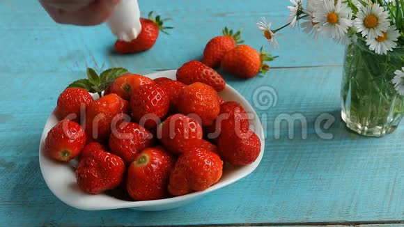 草莓和鲜奶油被挤在顶部视频的预览图