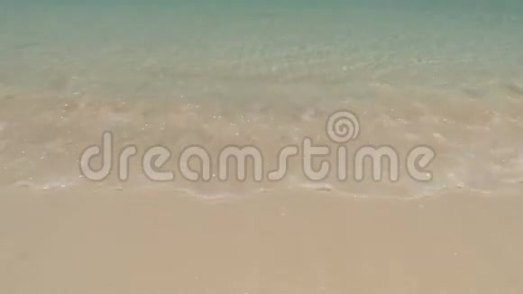 岛上海滩上清澈的水波视频的预览图