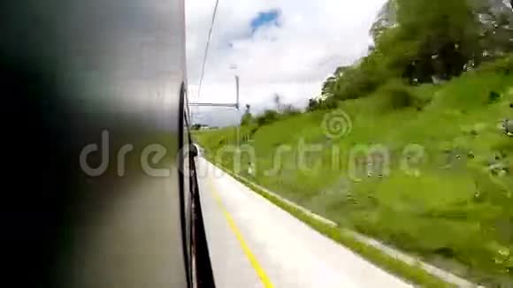 从隧道视频进出的火车视频的预览图