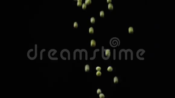 一粒豌豆在黑色背景下慢慢落下视频的预览图