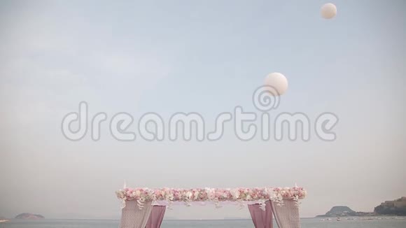大海和蓝天背景下的婚礼风景视频的预览图
