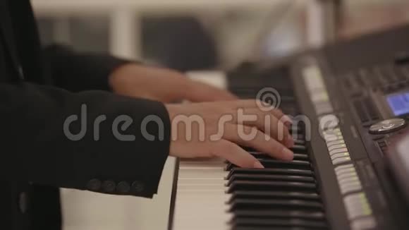 一个男人在婚礼上弹电子钢琴视频的预览图