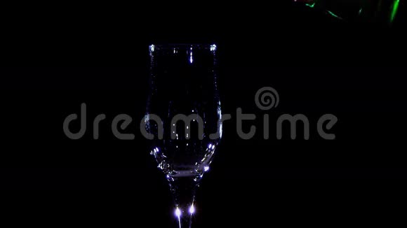 香槟酒倒入透明玻璃酒杯不倒翁慢动作视频的预览图