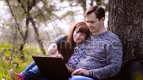 喜欢听音乐的情侣拥抱笔记本电脑视频的预览图