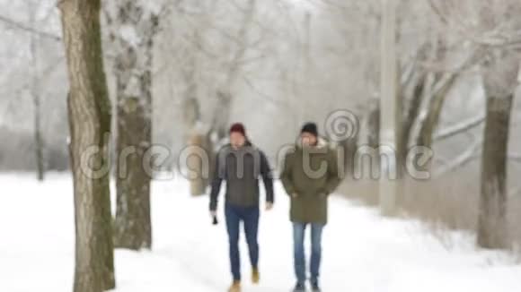 两个朋友去冬季公园视频的预览图