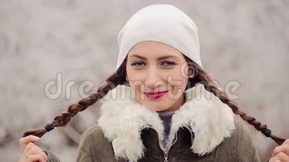 冬天调情女人的肖像视频的预览图