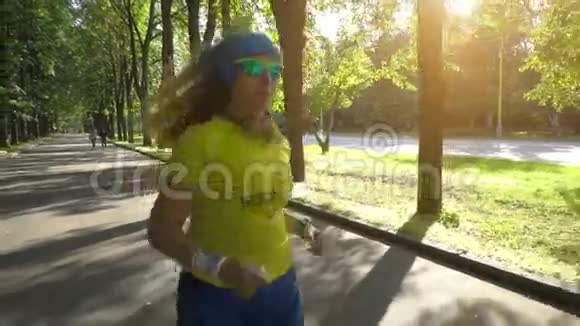 在城市公园跑步减肥的女人视频的预览图