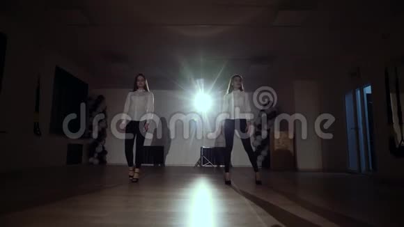 两个年轻女孩排练舞蹈视频的预览图