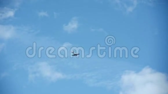 小型运动飞机在蓝天的背景下飞行从下面观看背景是晴朗的蓝天视频的预览图
