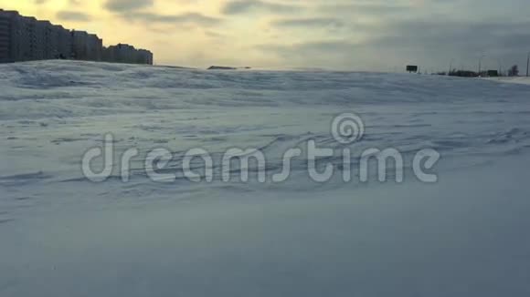 冬季景观带雪漂流冬季小镇的雪风冰雪风暴城视频的预览图