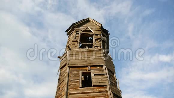 有钟楼的老式木制教堂视频的预览图