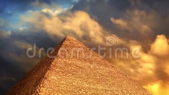 金字塔上方有金色的云视频的预览图