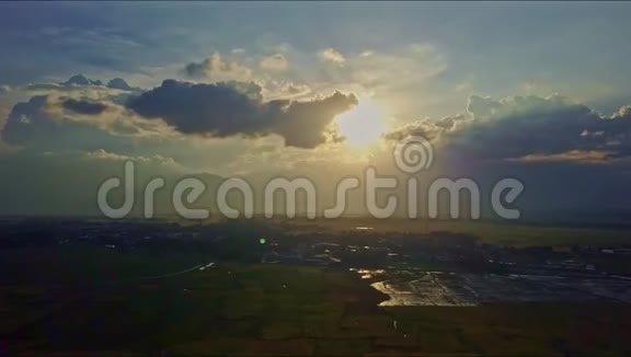 高空观景天际线晚阳在云后视频的预览图