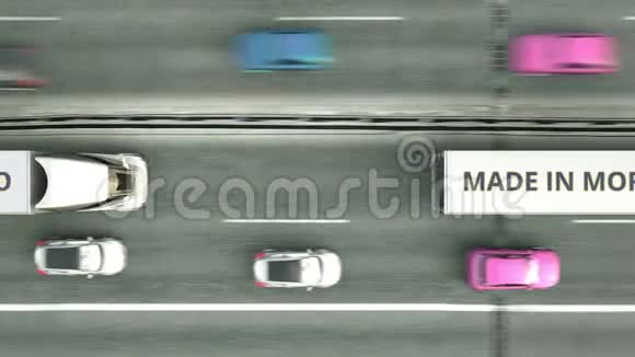 在高速公路上行驶的摩洛哥制造的拖车的空中俯视图摩洛哥商业视频的预览图