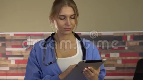 护士用ipad熟悉医院的任务清单视频的预览图