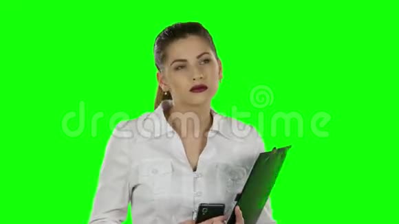 女商人手里拿着文件夹在电话里绿色屏幕视频的预览图