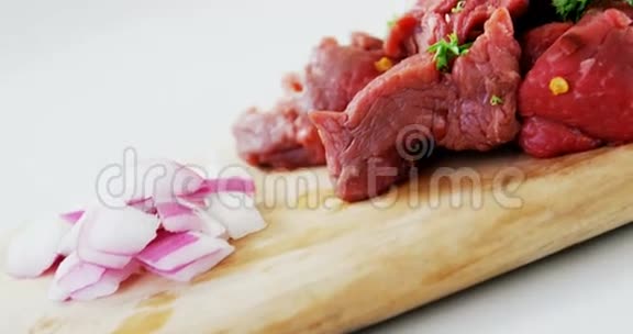 在木板上腌制牛肉片视频的预览图
