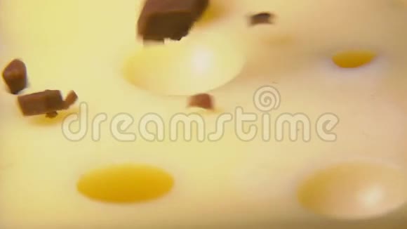 黑松露在硬干酪上视频的预览图