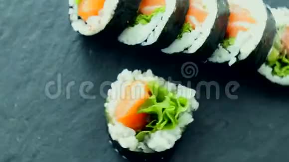 午餐时间在餐厅提供日本寿司卷提供亚洲美食视频的预览图