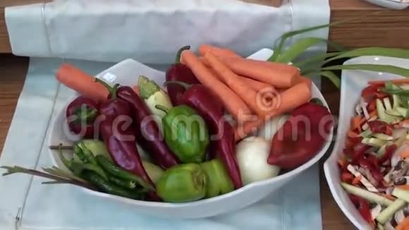 准备好盘子里的蔬菜视频的预览图