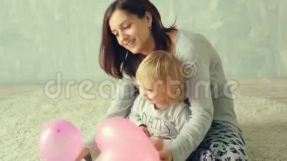 妈妈和她的小女儿玩气球视频的预览图