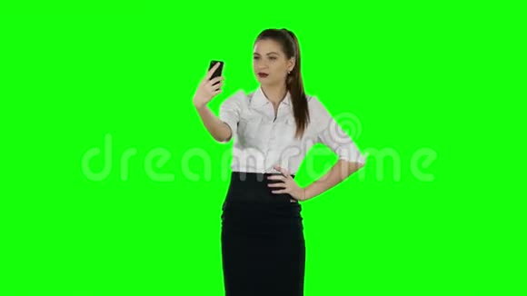 女商人带手机自拍绿色屏幕视频的预览图